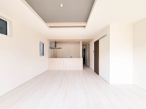 3号棟【21.25帖のLDK】  整然とした空間演出、快適な理想の暮らしの実現は家のみの拘りではなく、そこで暮らす方々にとって素敵な環境であることも挙げられると思います。四季折々の変化が奏で…