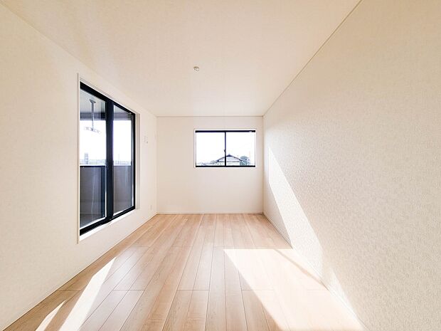 3号棟【5.25帖洋室-】  快適に過ごす条件は、一人ひとり違います。だからこそ飾り過ぎないシンプルな内装と偏り過ぎないデザインで統一しました。暮らしの中でオーナー様だけの【マイホーム】に創…