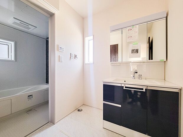 3号棟【洗面台】 十分な大きさの洗面台は、身だしなみチェックや歯磨きなど、朝の慌ただしい時間でもホテルライクなスペースで余裕とゆとりを感じて頂けます。