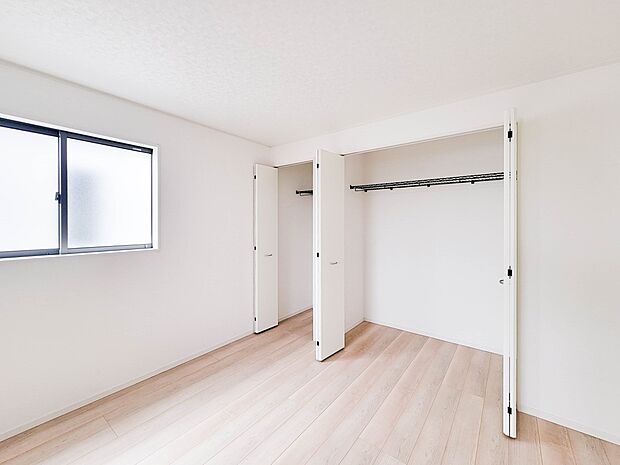 【収納】壁面クローゼットのメリットは、衣類が横一列に並ぶためひと目で洋服が選びやすいこと。衣類をたくさんお持ちの方も、限られたスペース内に無理なく収納することができます。