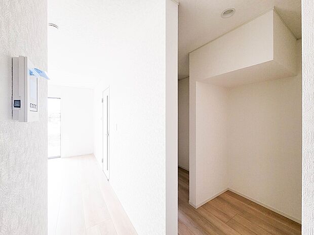 2号棟【パントリー（食料庫）】  常温保存できるパン、お米、調味料、缶詰など、日常的に使うものや未開封の食品の収納にぴったり。棚にものを並べて収納すれば、何が足りないのかひと目で確認できます…