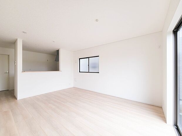 2号棟【ダイニング】ダイニングテーブルを置いても十分な広さが確保されています。