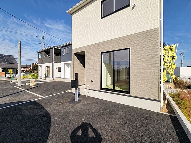 1号棟【玄関】玄関へ向かうまでのアプローチに漂う上質が期待感をもたせます。玄関は建物の顔。落着きを醸し出した自己主張が心に訴えてきます。