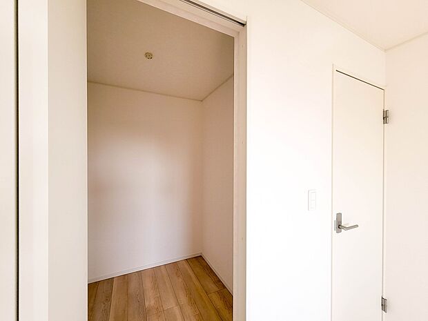 【WIC（ウォークインクローゼット）】  たくさんの洋服をかけてもシワになりにくいウォークインクローゼット。洋服以外にも、普段使わない家電やスーツケース、ストック品など何でも片付く嬉しい空間…