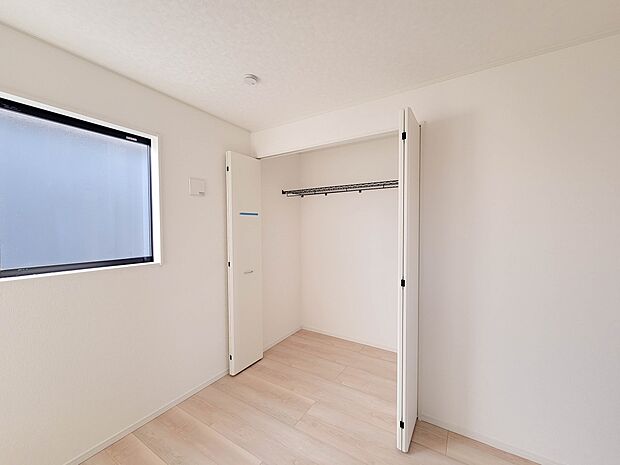 【収納】壁面クローゼットのメリットは、衣類が横一列に並ぶためひと目で洋服が選びやすいこと。衣類をたくさんお持ちの方も、限られたスペース内に無理なく収納することができます。