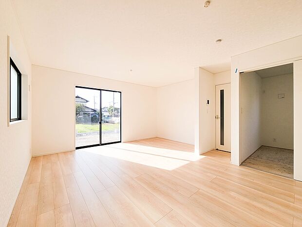 1号棟【ダイニングキッチン】会話でホッとコミュニケーションできるリビング。料理でホッとハピネスになるキッチンなど。人をホッとさせる最新設備・仕様を採用しています。