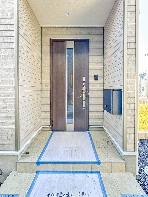 2号棟【玄関】玄関はおうちの顔と言われます。玄関アプローチは、外観デザインの印象を左右します。ご家族の個性を出しながら、素敵な玄関でお客様をお迎えしてください。