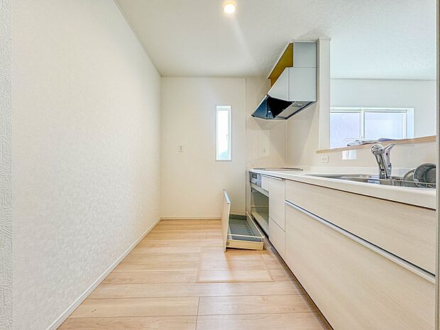 2号棟【キッチン】ナチュラルな自然光の中での調理。会話が弾む対面型キッチン。お洒落な食器類を余裕で収納できるスペース。動きやすい女性目線のキッチン動線。これからはお料理をつくる時間が劇的に変…