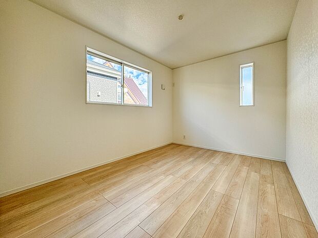 2号棟【子供部屋6帖】お子様のお部屋にぴったりなクロークを備えたフローリング仕様の洋室です。