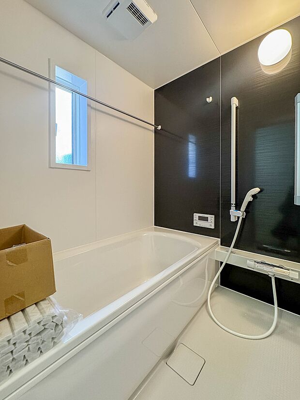 2号棟【浴室】浴室は一日の疲れを癒す場所だから、家族みんながゆったりできる快適設計。追い炊き機能付きオートバス。安定した温度で、いつでも快適に入浴できます。