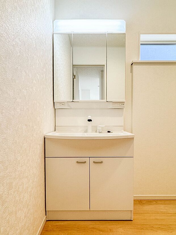 2号棟【洗面台】 十分な大きさの洗面台は、身だしなみチェックや歯磨きなど、朝の慌ただしい時間でもホテルライクなスペースで余裕とゆとりを感じて頂けます。