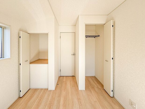 2号棟【収納 洋室5帖】壁面クローゼットのメリットは、衣類が横一列に並ぶためひと目で洋服が選びやすいこと。衣類をたくさんお持ちの方も、限られたスペース内に無理なく収納することができます。