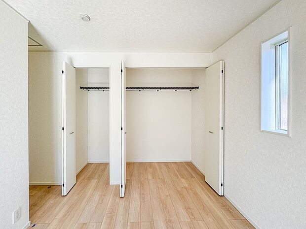2号棟【収納 寝室8帖】各部屋を最大限に広く使って頂ける様、全居住スペースに収納付。プライベートルームはゆったりと快適に。
