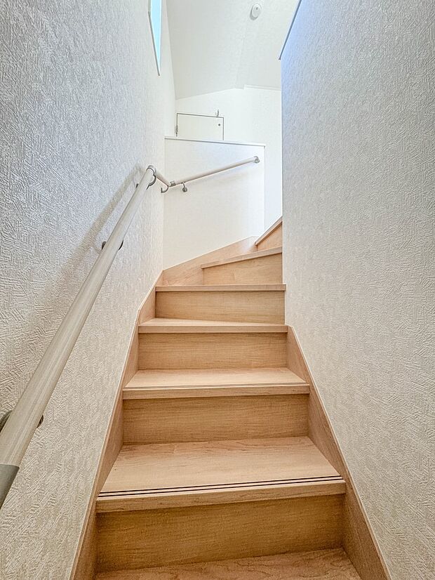 2号棟【手すり付階段】手すりがないと階段の昇り降りで危険なことはもちろん、壁に手をつきながら歩くことで壁紙が汚れやすくなります。すべての方に快適に昇り降りしていただくため、手すりを設置しまし…