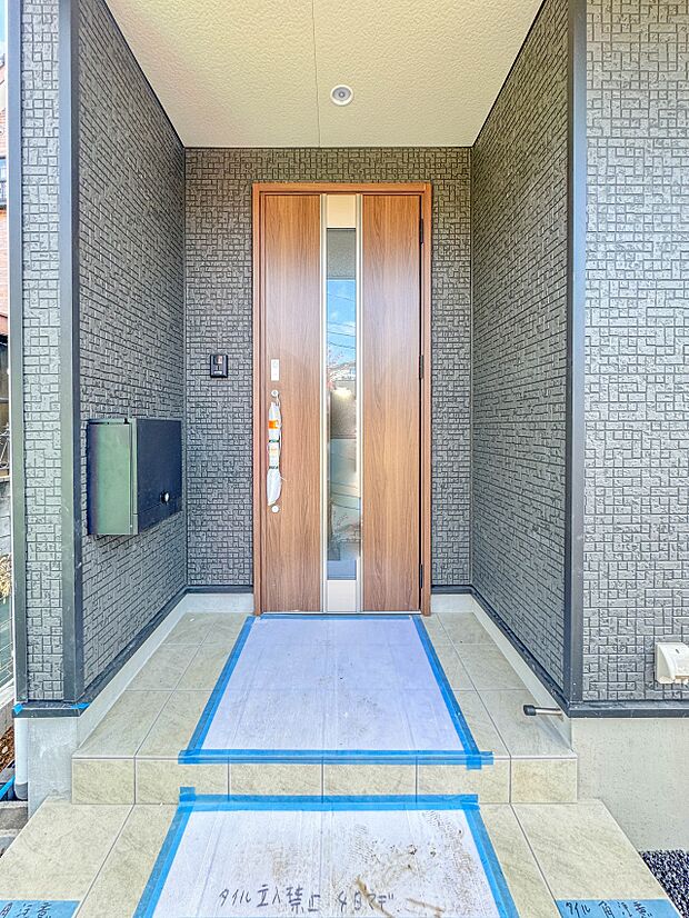 1号棟【玄関】玄関はおうちの顔と言われます。玄関アプローチは、外観デザインの印象を左右します。ご家族の個性を出しながら、素敵な玄関でお客様をお迎えしてください。
