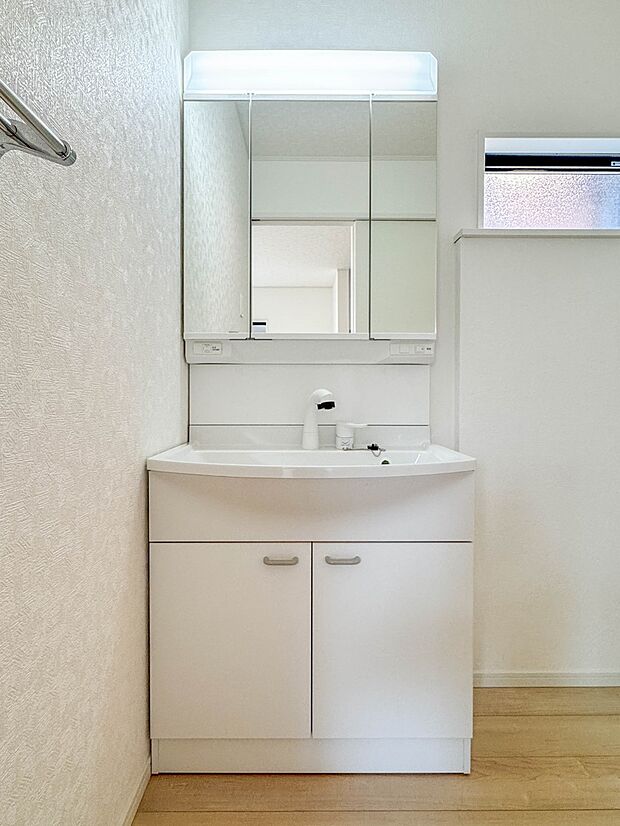 1号棟【洗面台】 十分な大きさの洗面台は、身だしなみチェックや歯磨きなど、朝の慌ただしい時間でもホテルライクなスペースで余裕とゆとりを感じて頂けます。