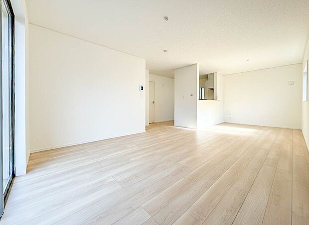 4号棟【LDK19.5帖】うららかな陽射しがどのお部屋にも降り注ぎますように、快適さを追求した間取設計。得難い立地環境での生活を恵みの豊かな永住の地へと変えてくれます。