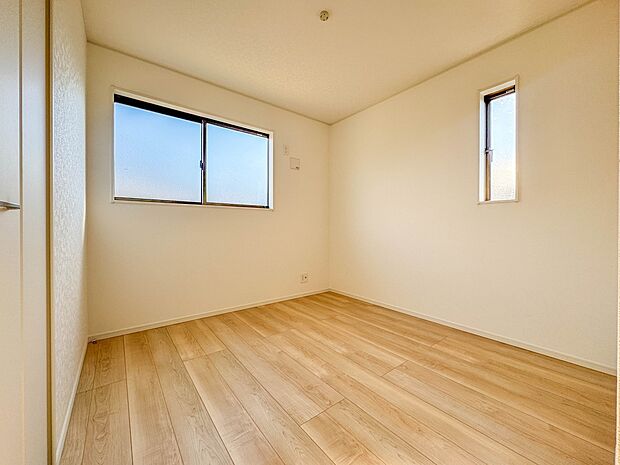 4号棟【子供部屋5帖】お子様のお部屋にぴったりなクロークを備えたフローリング仕様の洋室です。
