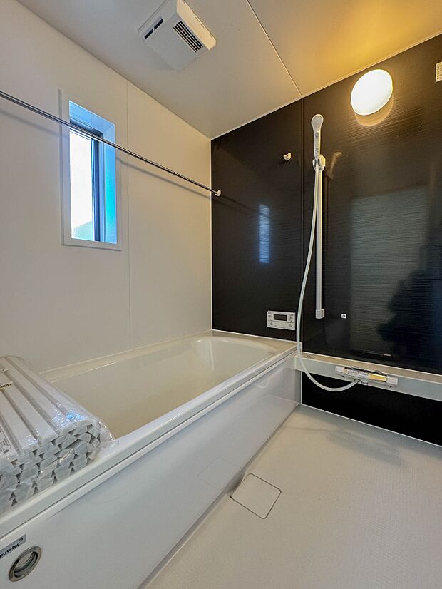 4号棟【浴室】浴室は一日の疲れを癒す場所だから、家族みんながゆったりできる快適設計。追い炊き機能付きオートバス。安定した温度で、いつでも快適に入浴できます。