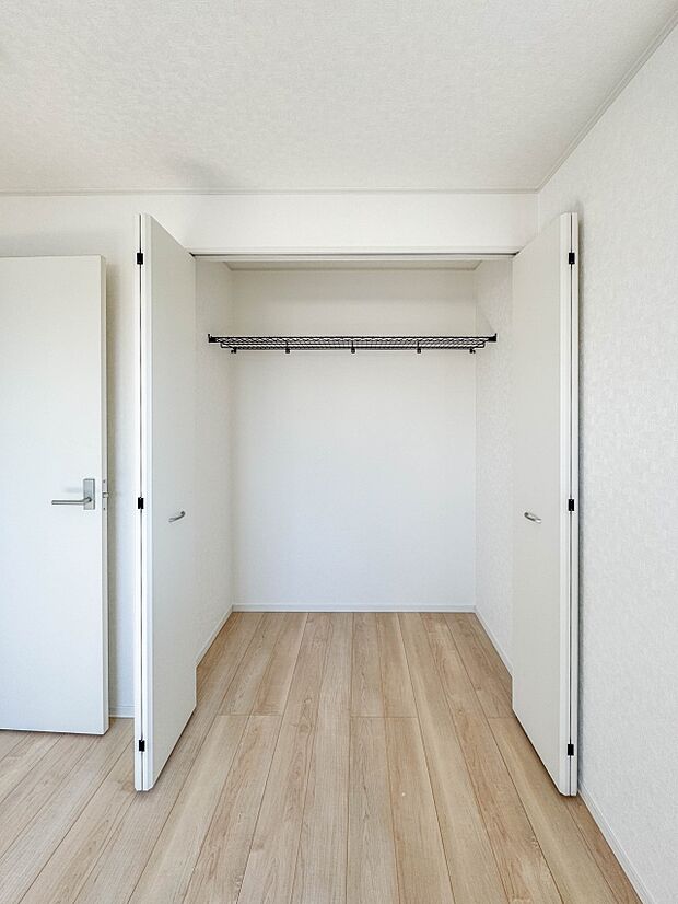 4号棟【収納 寝室6帖】各部屋を最大限に広く使って頂ける様、全居住スペースに収納付。プライベートルームはゆったりと快適に。