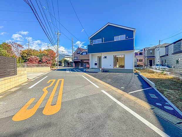 【前面道路6M】家の前をまっすぐの通りが走っている。クルマは少なく、人々は毎朝、ウォーキング、ジョギング、犬の散歩など、フリーな朝時間を過ごしている。