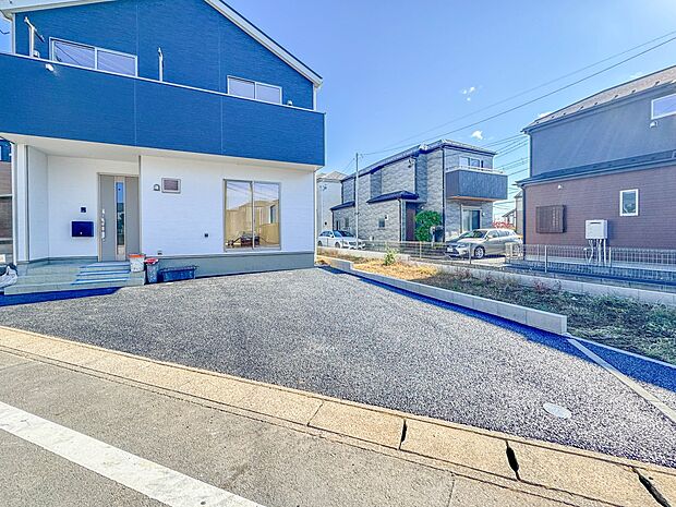 4号棟【駐車場】カースペース2台可／駐輪スペース。広々カースペースです。自転車、バイクなども置き場に困りません。