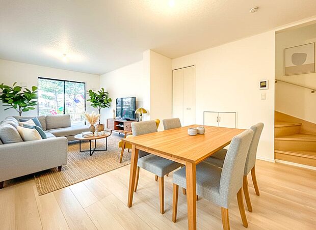 4号棟【リビング18帖】うららかな陽射しがどのお部屋にも降り注ぎますように、快適さを追求した間取設計。得難い立地環境での生活を恵みの豊かな永住の地へと変えてくれます。