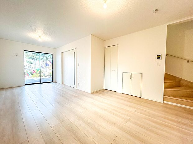 4号棟【リビング18帖】うららかな陽射しがどのお部屋にも降り注ぎますように、快適さを追求した間取設計。得難い立地環境での生活を恵みの豊かな永住の地へと変えてくれます。