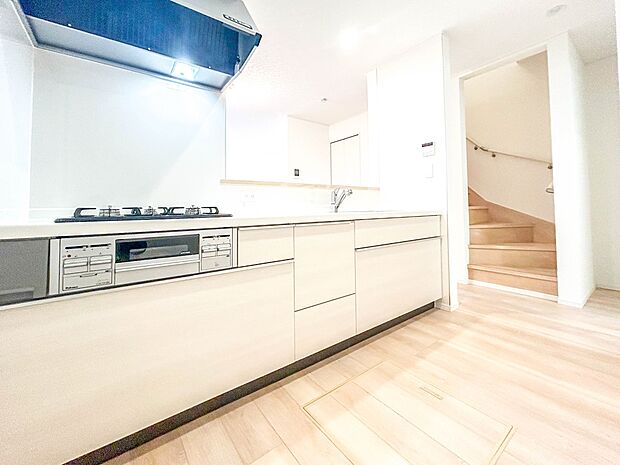 3号棟【キッチンLDK17帖】 三口コンロで料理の幅を拡げてくれる使いやすいシステムキッチンを採用。洗い場も大きいので野菜や食器を洗ったりする際にも捗り、奥様の強い味方となってくれるはずです…