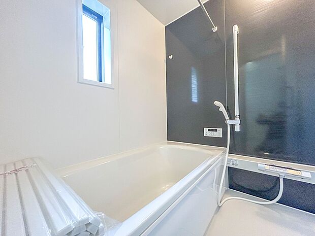 【浴室】 きっとあなたのバスタイムも単なる習慣から特別な時間に変わるはず。一日の汚れとともに疲れを洗い流し、眠りに就く前の大事なリラックスタイムを演出