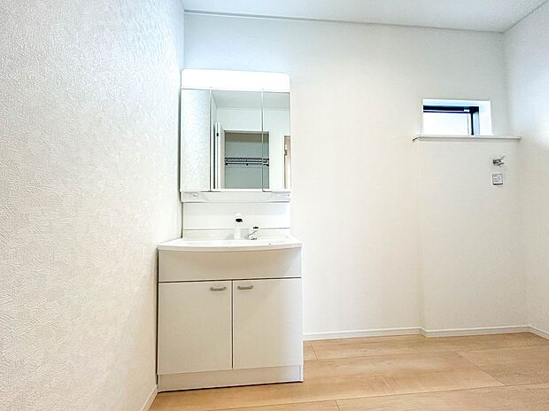 【洗面台】 十分な大きさの洗面台は、身だしなみチェックや歯磨きなど、朝の慌ただしい時間でもホテルライクなスペースで余裕とゆとりを感じて頂けます。