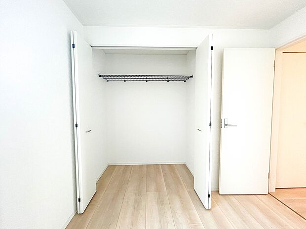 4号棟【収納】壁面クローゼットのメリットは、衣類が横一列に並ぶためひと目で洋服が選びやすいこと。衣類をたくさんお持ちの方も、限られたスペース内に無理なく収納することができます。