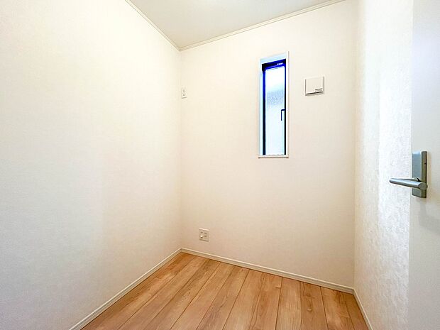 3号棟【納戸2.2帖】通常の部屋としても利用できますが、ウォークインクローゼットや書斎、子どものプレイルームなど、さまざまな用途に使うことができます。