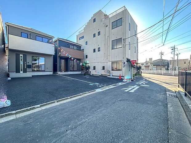 【前面道路】家の前をまっすぐの通りが走っている。クルマは少なく、人々は毎朝、ウォーキング、ジョギング、犬の散歩など、フリーな朝時間を過ごしている。
