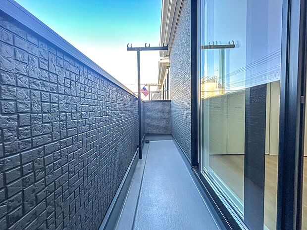 【バルコニー】 朝の澄んだ空気や、夕方に吹く清々しい風を五感で感じられるバルコニー。屋外にあって、住まいの中でも本当の自然を感じられるスペースです。