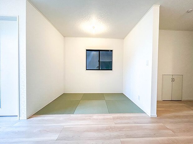 3号棟【和室3帖】 畳には音を吸収する作用があるので、元気いっぱいのお子さんの遊び場所として、最適な空間となるでしょう。また、クッション性があるのでお子さんが転んでケガをするリスクを軽減し…