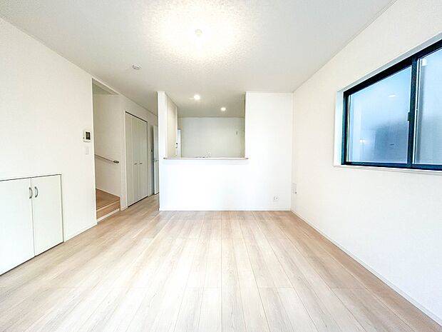 4号棟【ダイニングキッチンLDK18帖】木の温もりがやさしいフローリング仕様。明るく広々としたダイニングはとても快適な空間です。