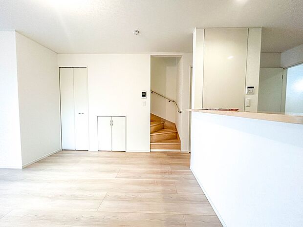 4号棟【ダイニングLDK18帖】広々としたリビングダイニング。ゆったりとしたキッチン。生活動線をLDK に集中させ、ご家族が過ごしやすい空間設計にしました。