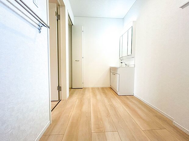 【脱衣所】脱衣所、洗面所は小さなプライベートスペース。歯磨き、洗顔と毎日施す個人空間。