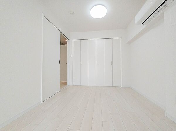 【寝室4.6帖】充実した生活は伸びやかな居室空間から始まります。快適に・伸びやかに。心の潤いを求める方々へ。