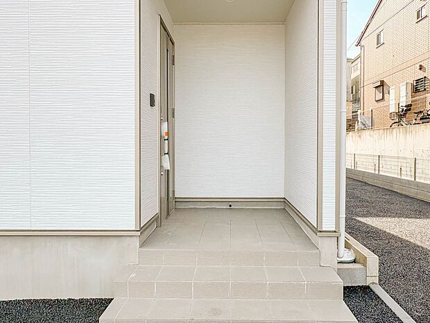 【玄関】玄関はおうちの顔と言われます。玄関アプローチは、外観デザインの印象を左右します。ご家族の個性を出しながら、素敵な玄関でお客様をお迎えしてください。