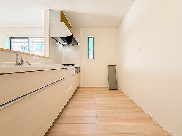 【キッチン】ナチュラルな自然光の中での調理。会話が弾む対面型キッチン。お洒落な食器類を余裕で収納できるスペース。動きやすい女性目線のキッチン動線。これからはお料理をつくる時間が劇的に変わりま…