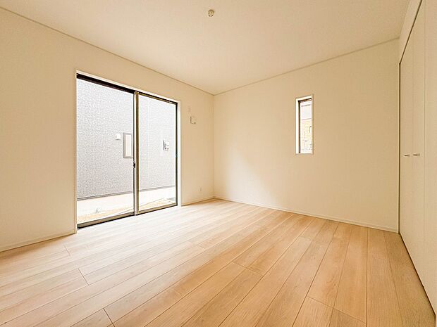【寝室7帖】シンプルな内装はおしゃれのポイントです。シンプルは華美より飽きがこないからです。色や模様でおしゃれ感をだす。それがシンプルイズビューティーです。