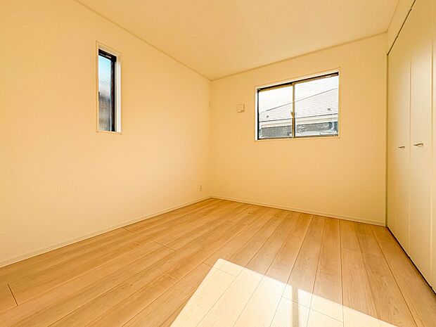 【子供部屋5.25帖】自然光の明るい空間でお子様と遊べます。