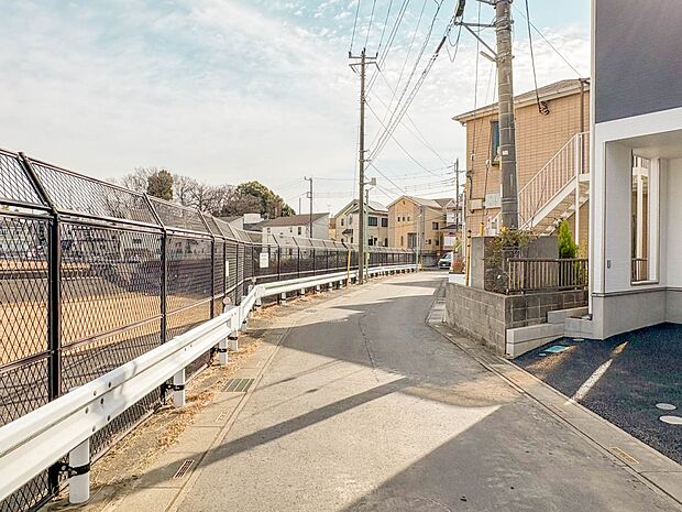 【前面道路北東4m】車の通行が少ないので、静かな住環境を維持することができます。