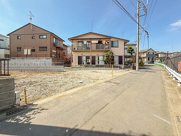 【前面道路北東4m】車の通行が少ないので、静かな住環境を維持することができます。