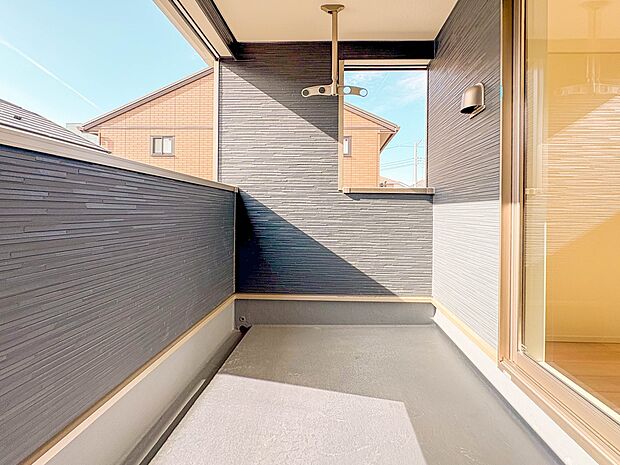 【バルコニー】 バルコニーから差し込む陽光・通風は、住環境・快適性と共に有り続ける貴重な「財産」です。