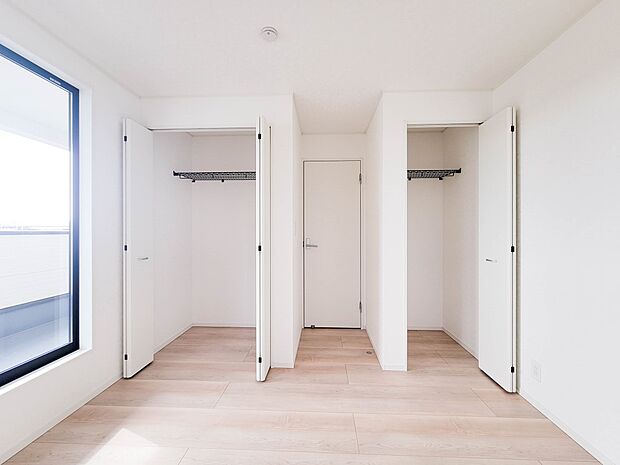 【収納】壁面クローゼットのメリットは、衣類が横一列に並ぶためひと目で洋服が選びやすいこと。衣類をたくさんお持ちの方も、限られたスペース内に無理なく収納することができます。