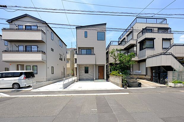 【外観】整形地・南西隣地通路 約2.7ｍ・東南公道8.4ｍ・陽当たりと開放感溢れる 敷地26坪（86.65m2）・太陽光発電を備えたエコ住宅・エアコン4台完備