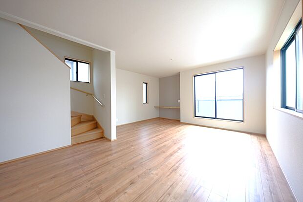 【ＬＤＫ19.25帖】東南バルコニーに面したカウンター付きリビング・リビングと洋室3部屋にエアコン新設